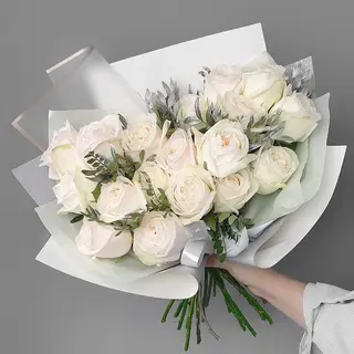 თეთრი ვარდების ღია თაიგული