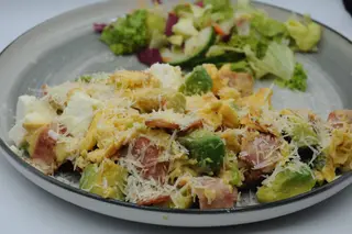Papara pe pâine cu avocado, feta, bacon și ceapa verde