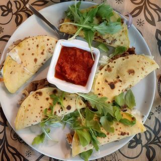 Quesadilla De Mozzarella Con Carne Y Queso De Cabra