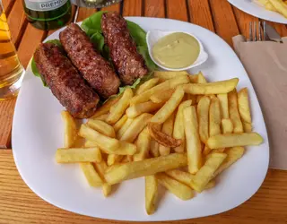 mici cu cartofi prăjiţi