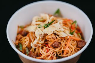 Noodels cu pui si vită