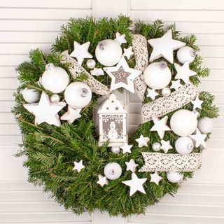 Coronita de usa cu stelute si globuri albe