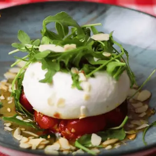 Burrata rellena de pesto con cherry asados y almendras