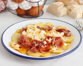 Tapa De Huevos Rotos Con Jamón O Chistorra