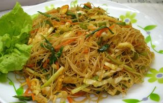 Fideo De Arroz con Verduras Y Huevo