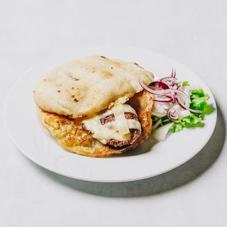 Pljeskavica punjena sirom