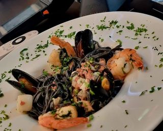 Spaghete Nero di Seppia cu fructe de mare