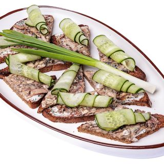 Закуска со шпротами