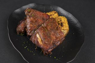 Coaste de porc in sos BBQ  si porumb aromat