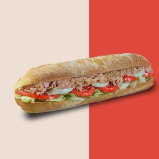 Bocadillo de atún con patatas fritas pequeñas