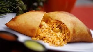 Empanada de pollo mechado de vacuno y queso