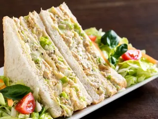 Sándwich Vegetal Con Pollo
