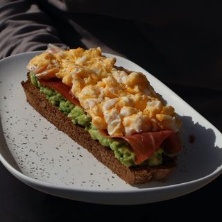 Tostada Aguacate, Virutas de Jamón Duroc y Huevos Revueltos