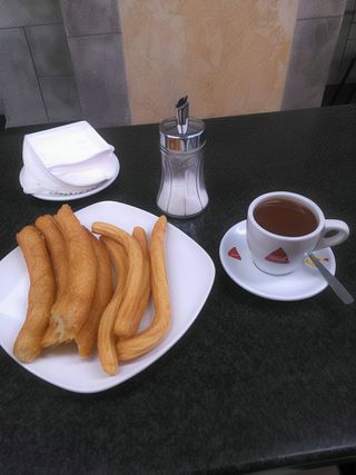 Porras O Churros Finos (12 Uds.) Con Chocolate (1/2 Lt.)
