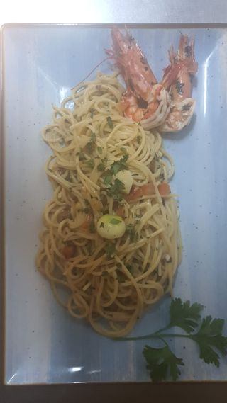 Spaghetti  aglio, olio, peperoncino  e gamberi