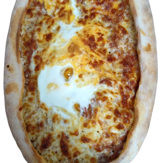 Пиде с кайма, кашкавал и яйце