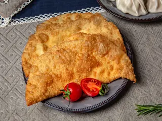 Cheburek cu carne de porc si de vită