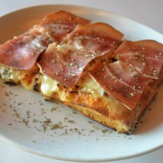 Focaccia Bruschetta gorgonzola, speck y nueces