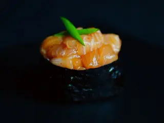 Gunkan z łosośiem (55g)