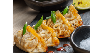 Pierożki gyoza z kaczką i sosem śliwkowym