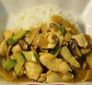 Pollo in Salsa Curry e Riso Bianco