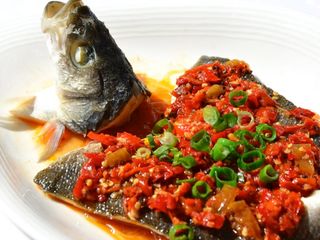 Branzino al vapore con peperoncini trittati