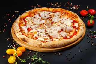 Пицца с копченой курицей