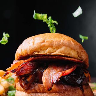 Burger Bacon Show Tamaño XL 180 gr. Deliciosa Burger Ternera, Pan Crujiente, Mayonesa, Ketchup, Lechuga, Tomate, Doble de Bacon, Queso, Pepinillo , Cebolla Crujiente+Patatas Fritas