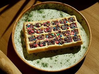 Вафля з шоколадом та кондитерською посипкою