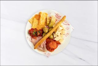 Антипасти микс оливки, говяжья сальсича, говяжья ветчина, грисини, крекер пармезан, артишоки гриль, черри запеченные