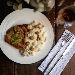 შემწვარი ღორის ხორცი სოკოთი და ნაღებით