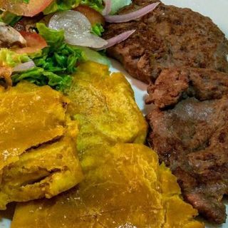 patacones con carne ensalada y menestra de frijoles 