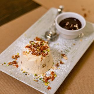 Parfait di Mandorle con colata di Cioccolato fondente