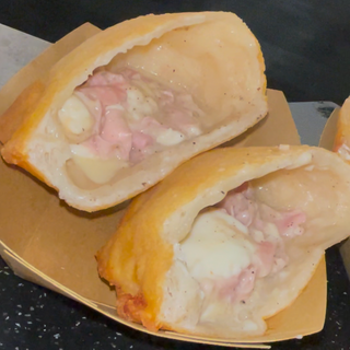 Panzerotto cacio e pepe, mortadella e stracciatella 