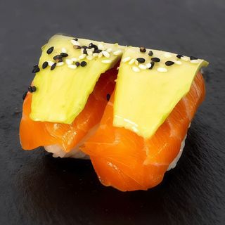 Nigiri Salmón Y Aguacate (2 pzs.)