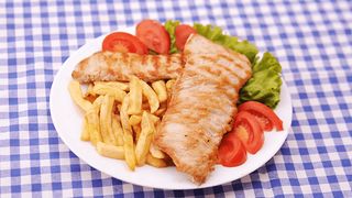 Bela vešalica stek sa prilogom