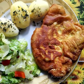 Filet z kurczaka po parysku, ziemniaki, surówka