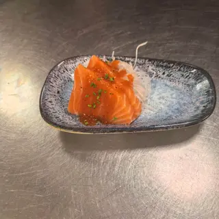 41. Sashimi de salmón picante
