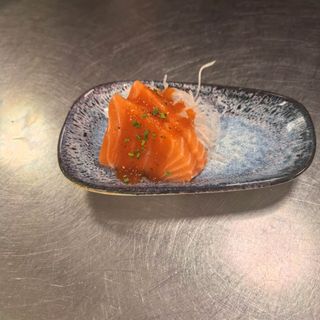 41. Sashimi de salmón picante