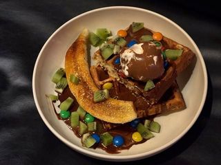 Вафлі з шоколадним соусом та морозивом