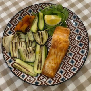 Darna di salmone ai ferri con verdure grigliate