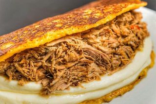 Cachapa con queso de mano y cerdo (1 ud.)