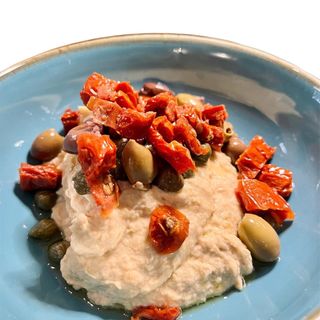 Hummus Di Ceci Con Capperi, Olive Tagg, Pomodori Secchi