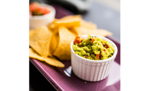 Nachos (150g) z salsą, guacamole i dipem serowym