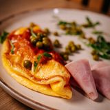 Omlet sa šunkom, zelenim graškom i zelenilom