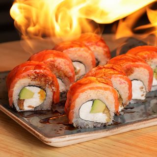 Рол з копченим лососем (330г)