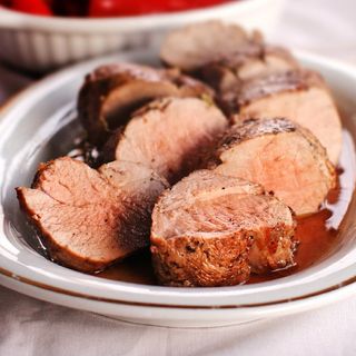 Muschiulet de porc in crusta de bacon cu cartofi si sos de mustar