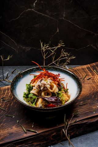 Salată cu fructe de mare, quinoa și fulgi de ton