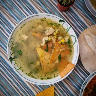 Supă picantă cu pui și tortilă