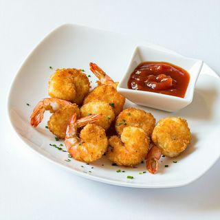 Creveţi prăjit cu pane si sos